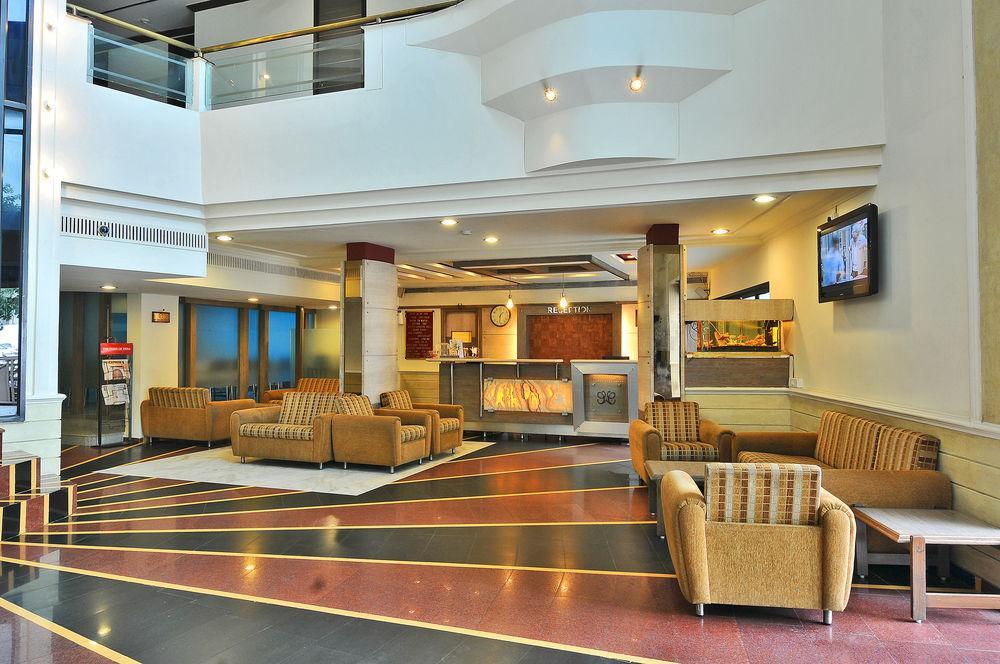 Hotel The Westend Ahmadábád Kültér fotó