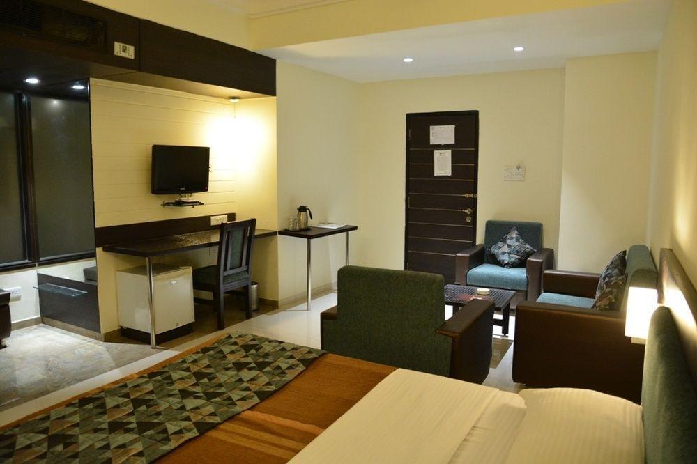 Hotel The Westend Ahmadábád Kültér fotó
