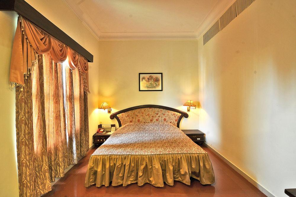 Hotel The Westend Ahmadábád Kültér fotó