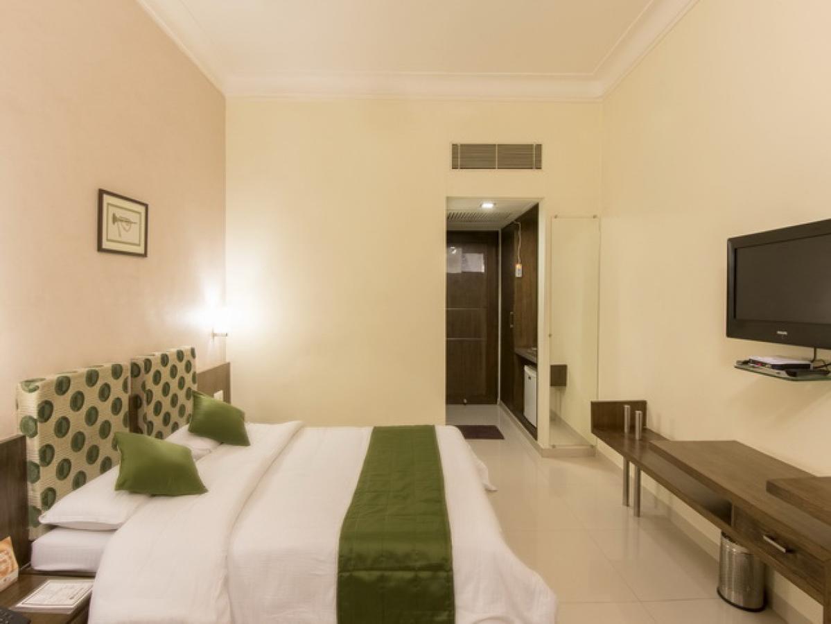 Hotel The Westend Ahmadábád Kültér fotó